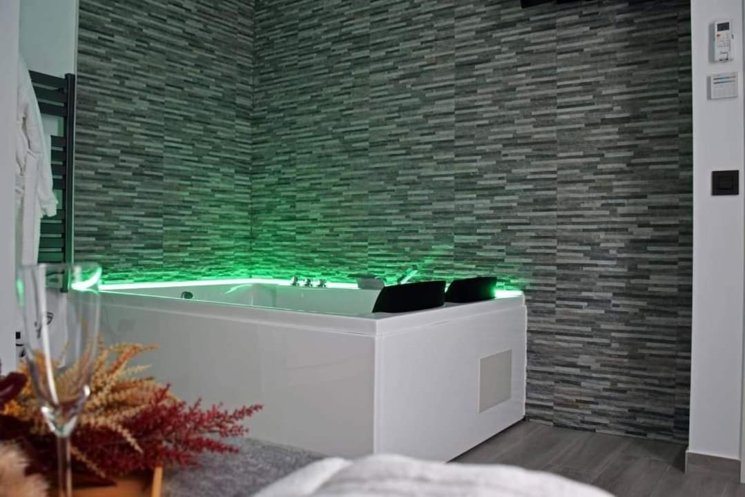 Alojamientos Lola, Suite Con Jacuzzi Беналуп-Касас-Вьехас Экстерьер фото